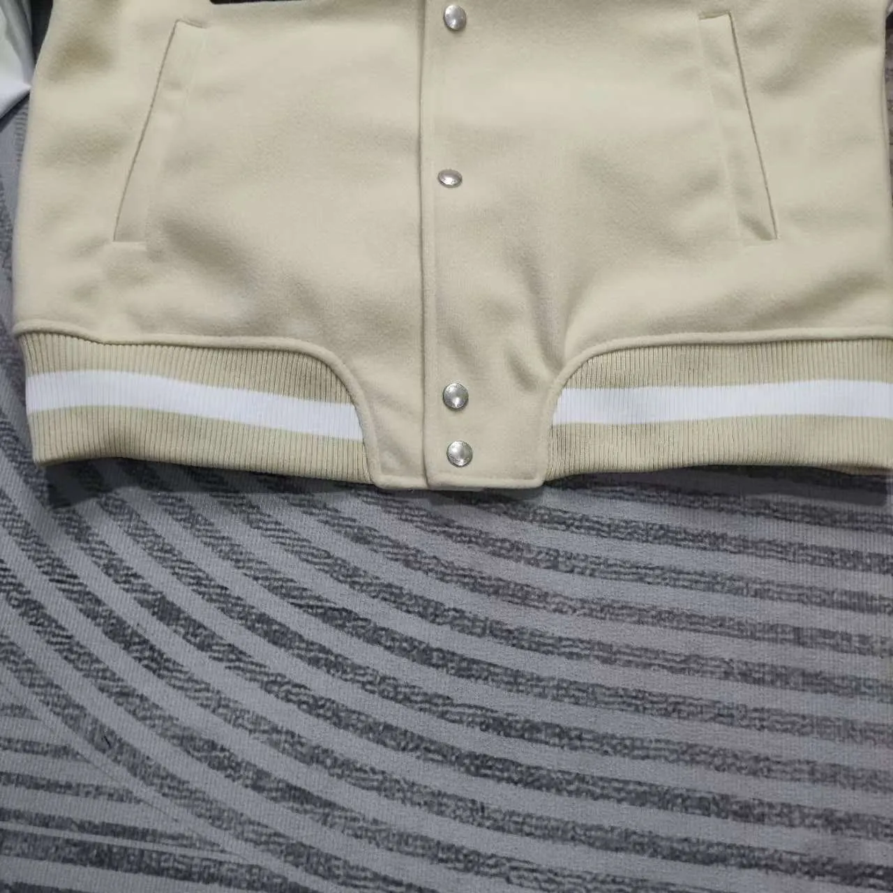 Top tested version off white heavy industry embroidery patchwork leather high temperature hot crystal diamond baseball uniform male and female couple star same style (⚠ original button mold customization, patch embroidery color matching) original packaging original label 🔍 full set of accessories customized packaging elevators are purchased from the original factory all series of hardware mold customization one-to-one restoration of fabric color components The fabric is made of 65% wool, 15% natural silk, 10% spandex and 10% velvet, mixed and custom-woven. The total weight is more than 900 grams! And the most important thing is its color fastness, it will never fade! -The embroidery uses an imported towel embroidery machine. Each pattern is first embroidered on the fabric, and then engraved with an infrared laser, and then fixed with a sewing machine. The whole garment is labeled in many places, one is flat embroidered, and the large pattern on the back is directly embroidered on it. This dress has 4 different embroidery techniques⚠ -The sleeves are all made of two-layer pebbled fabric, which is processed, shaped, colored, washed, and the texture retains the original grain structure! Thick, plump and round! -The processing technology is extremely complex, the pieces are neatly spliced ​​and aligned, and the entire garment has precise wiring density. Gender-neutral style. Loose version. Self-conscious quality control. Details determine success or failure. Size: S M L XL P: 680